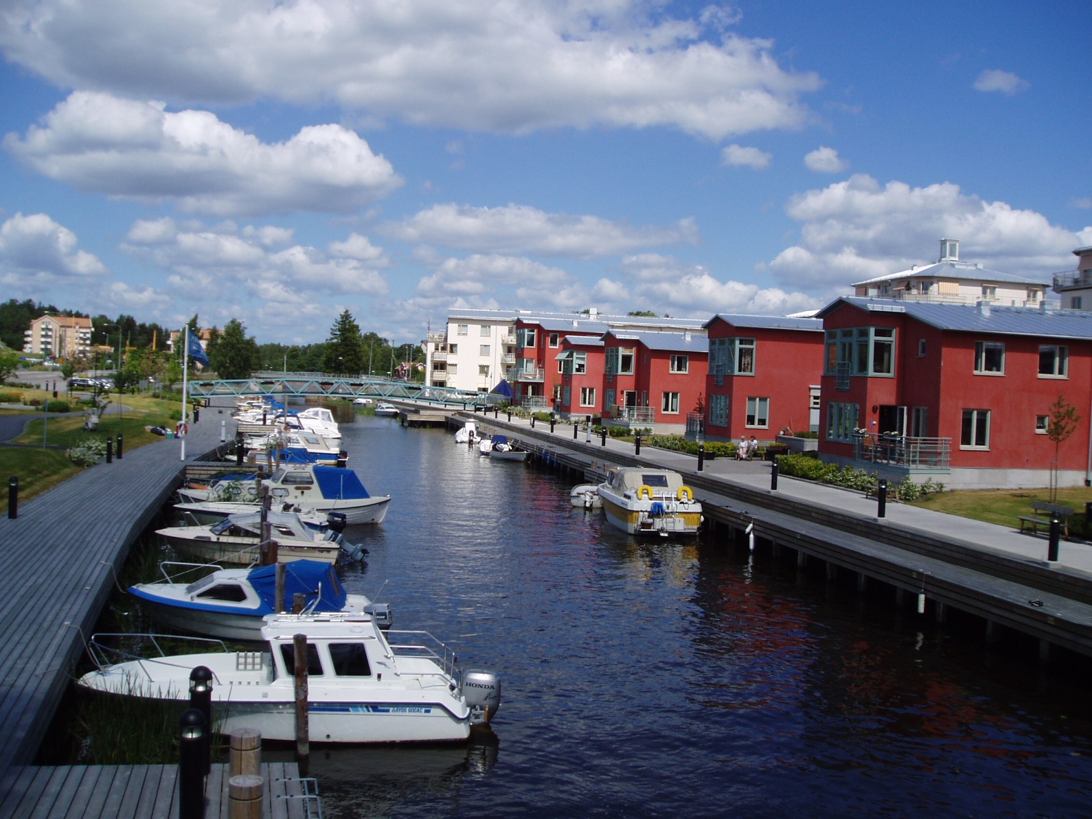 Åkers kanal i Åkersberga med vatten, bryggor och båtar.