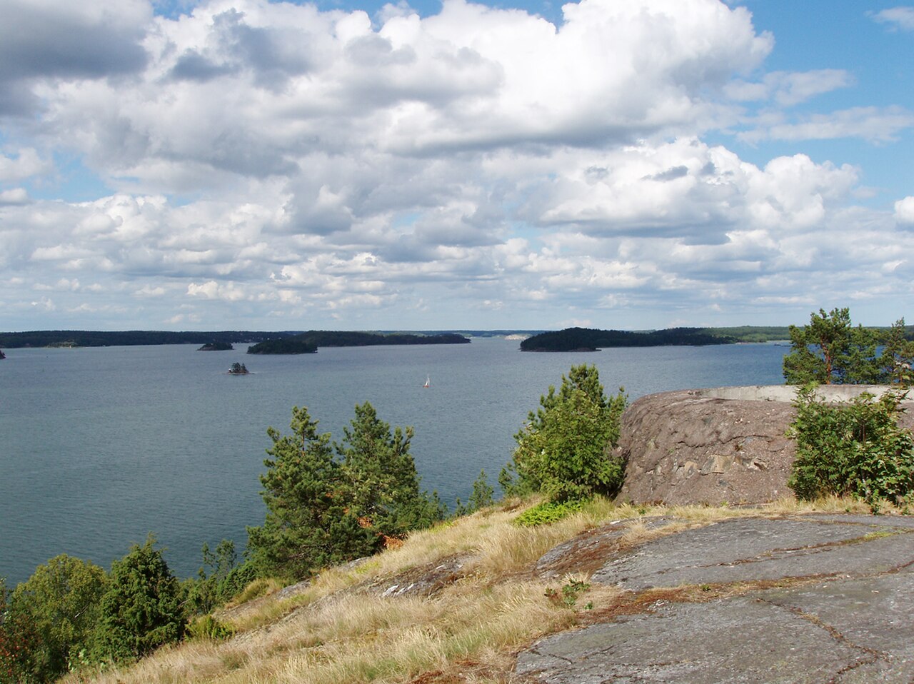 Utsikt från Ljusterö huvud över Furusundsleden i Stockholms skärgård.